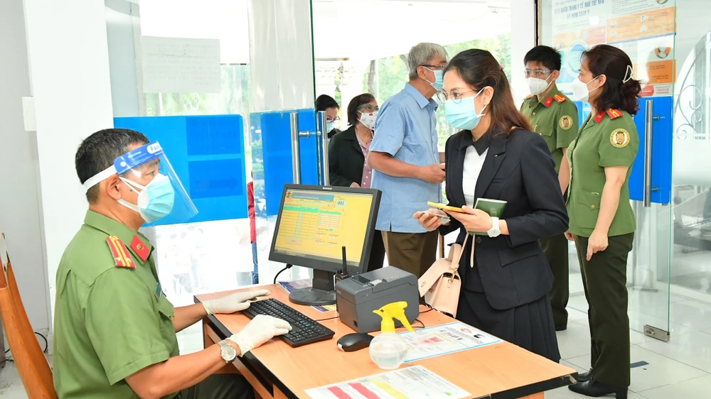 Phòng Quản lý Xuất nhập cảnh, Công an TPHCM dành tối đa thời gian giải quyết việc cấp hộ chiếu cho người dân. Ảnh: VIỆT DŨNG