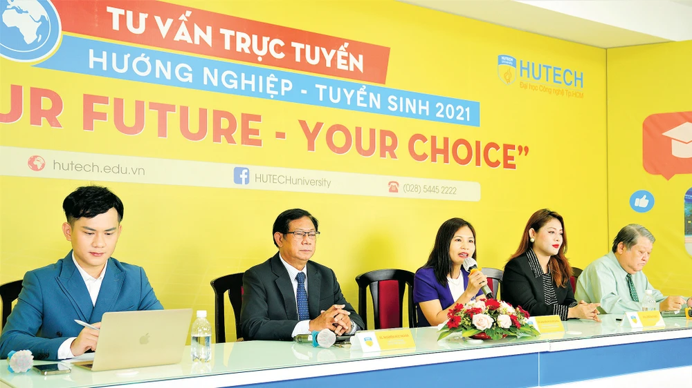 Các chuyên gia tư vấn tuyển sinh trực tuyến cho thí sinh