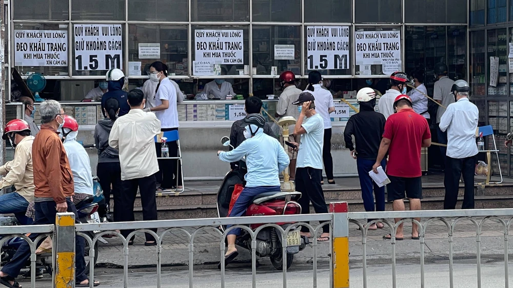 Người dân mua thuốc tại một cửa hàng trên đường Trường Chinh, quận Tân Bình. Ảnh: HOÀNG HÙNG