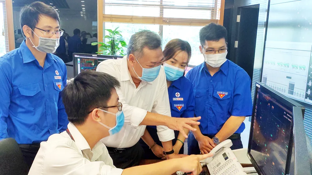 Ông Phạm Quốc Bảo trao đổi với các bạn trẻ EVNHCMC