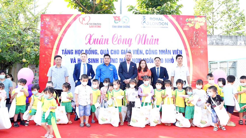 Trao quà tết và học bổng cho các em nhỏ hoàn cảnh khó khăn