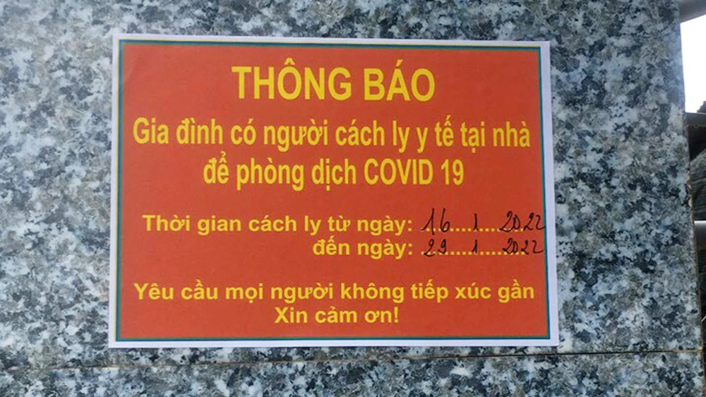 UBND phường Hoài Sơn (thị xã Hoài Nhơn, Bình Định) quy định, dán thông báo cách ly 14 ngày đối với người dân về từ vùng xanh TPHCM