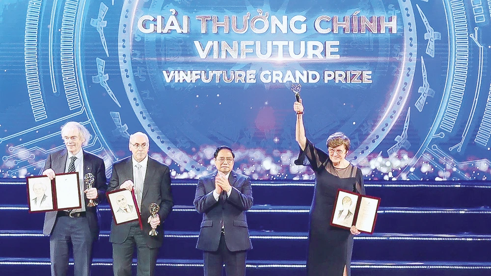 Thủ tướng Phạm Minh Chính trao giải thưởng chính VinFuture lần thứ nhất (VinFuture Grand Prize) cho 3 nhà khoa học phát minh ra công nghệ mRNA, mở đường tạo ra các loại vaccine ngăn ngừa Covid-19 hiệu quả. Ảnh VIẾT CHUNG