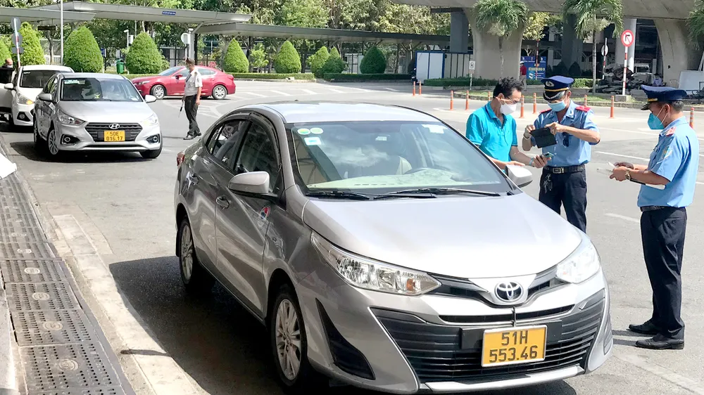 Xử nghiêm tài xế tăng giá, bắt chẹt khách tại sân bay Tân Sơn Nhất ảnh 1 Xử nghiêm tài xế tăng giá, bắt chẹt khách tại sân bay Tân Sơn Nhất ảnh 1