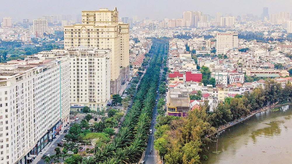 Khu dân cư Trung Sơn (huyện Bình Chánh) xây dựng hiện đại với những dãy phố và nhà cao tầng. Ảnh: HOÀNG HÙNG