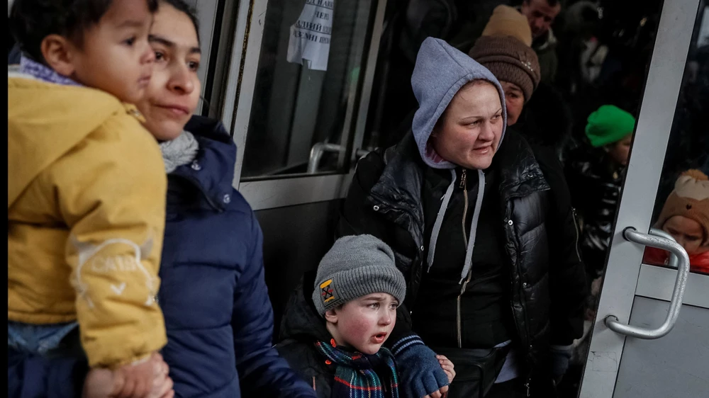 Người dân lên chuyến tàu sơ tán từ Kiev đến Lviv, tại ga xe lửa trung tâm Kiev, Ukraine ngày 6-3. Ảnh: REUTERS