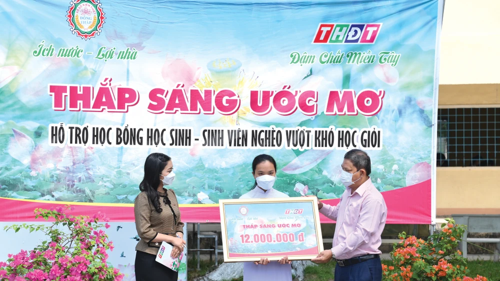 Công ty TNHH Một thành viên Xổ số kiến thiết Đồng Tháp trao học bổng “Thắp sáng ước mơ” tại huyện Tháp Mười