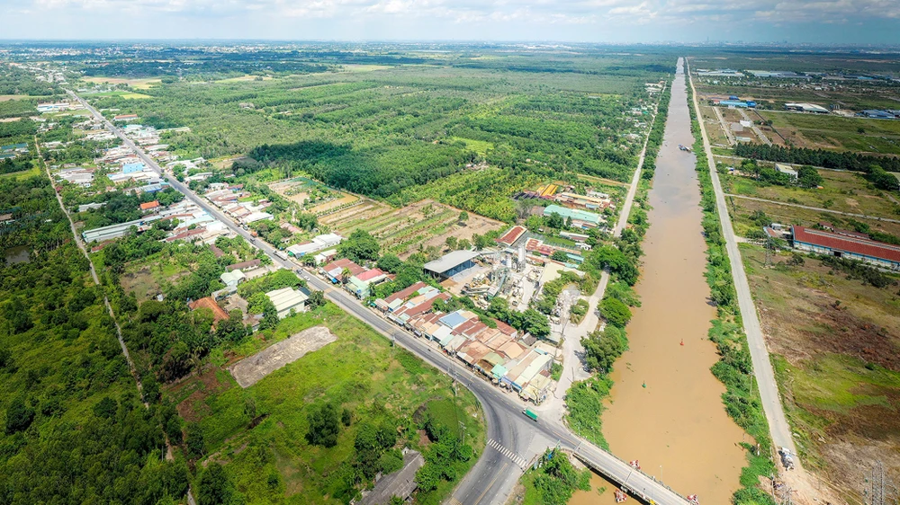 Một góc xã Tân An Hội (Củ Chi) và dòng kênh Xáng giáp ranh với Long An kỳ vọng góp phần hình thành Khu đô thị Tây Bắc. Ảnh: HOÀNG HÙNG