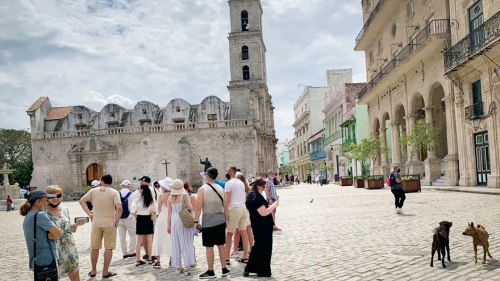 Du khách quốc tế tham quan quảng trường Saint Francisco de Asis ở La Habana