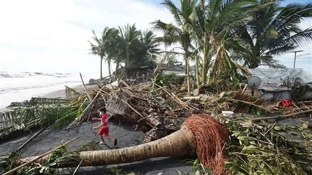 Cây cối gãy đổ do bão Rai tại thị trấn Dulag, tỉnh Leyte (Philippines) 