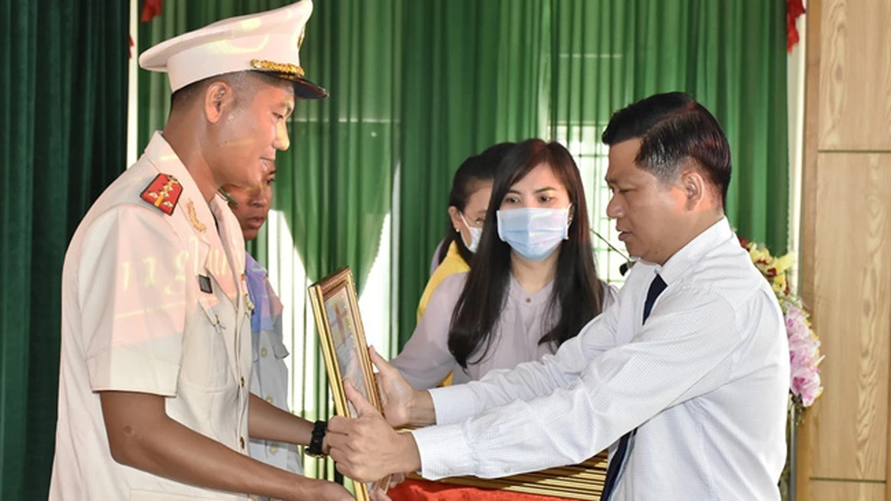 Ông Trần Văn Tuấn, Phó Chủ tịch UBND tỉnh Bà Rịa - Vũng Tàu trao bằng khen cho Đại úy Thái Ngô Hiếu, Phòng Cảnh sát Phòng cháy chữa cháy và Cứu hộ cứu nạn-Công an tỉnh Đồng Nai. Ảnh: TTXVN