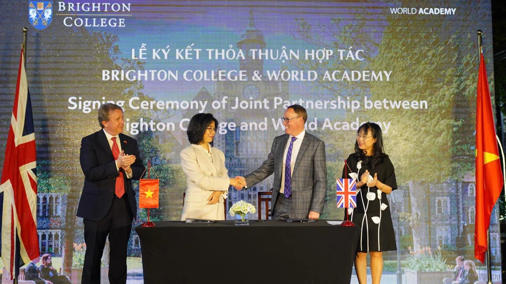 Bà Phan Hà Thủy - đại diện Tập đoàn Vingroup ký kết với ông Richard Cairns - Hiệu trưởng Brighton College dưới sự chứng kiến của ngài Marcus Winsley - Phó Đại sứ Liện hiệp Vương Quốc Anh và Bắc Ai-len tại Việt Nam và bà Lê Mai Lan - Phó Chủ tịch HĐQT Tập 