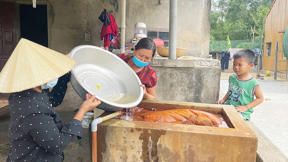 Người dân thôn Hữu Tân, xã Tân Ninh (Quảng Ninh, Quảng Bình) đã về đích nông thôn mới nhưng vẫn phải sử dụng nước nhiễm phèn. Ảnh: MINH PHONG