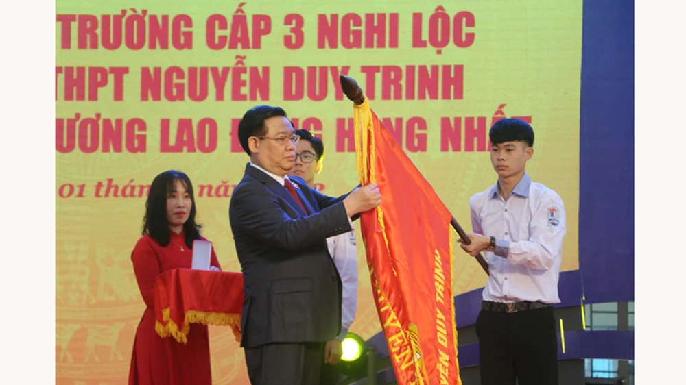 Chủ tịch Quốc hội trao Huân chương lao động hạng Nhất lần thứ 2 cho Trường THPT Nguyễn Duy Trinh. Ảnh: TTXVN