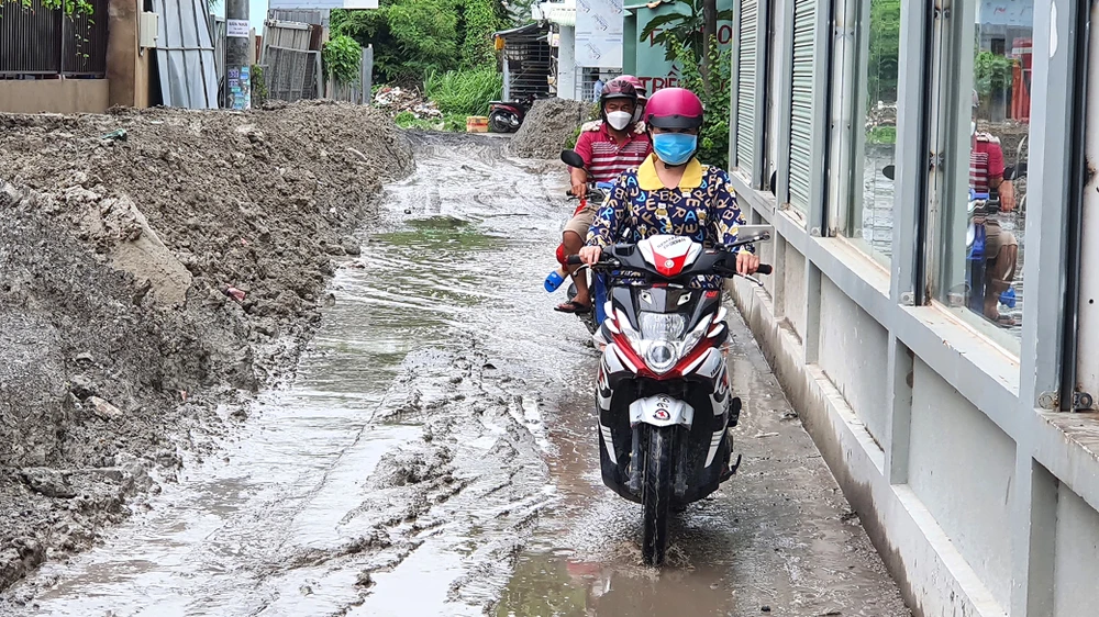 Đầu hẻm 545 Nguyễn Xiển có một bãi đất đã khiến con hẻm bị ngập càng lầy lội hơn