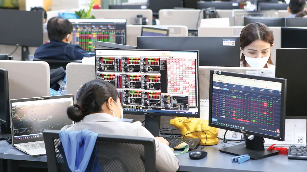 Thị trường chứng khoán lao dốc tuần qua khiến các nhà đầu tư đau đầu. Ảnh: HOÀNG HÙNG
