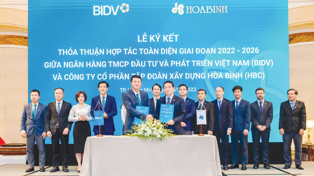 Ông Lê Viết Hải - Chủ tịch Tập đoàn Xây dựng Hòa Bình và ông Lê Ngọc Lâm - Tổng Giám đốc BIDV ký kết hợp tác toàn diện giữa 2 bên trong giai đoạn 2022-2026