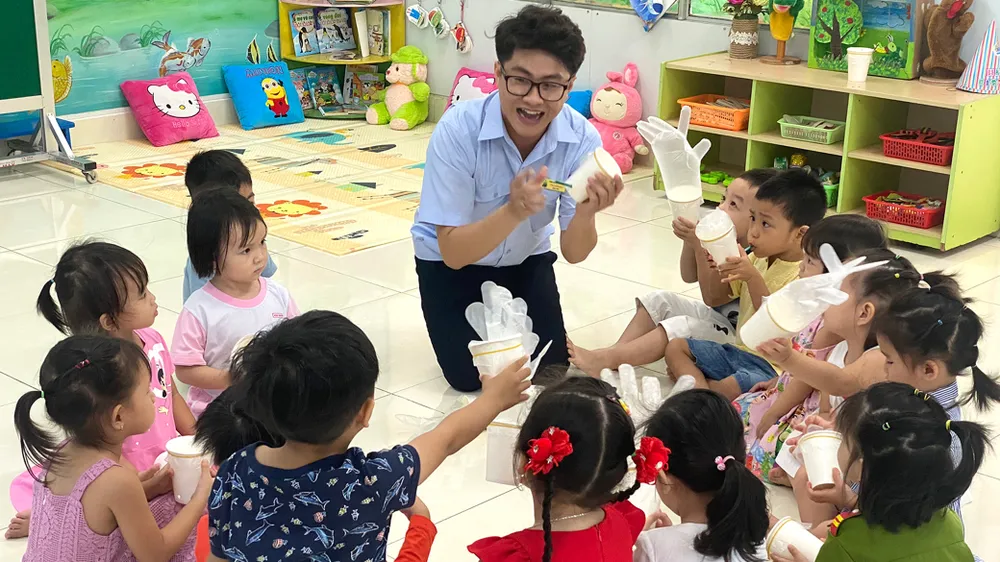 Thầy Thái Hồng Duy trong một buổi sinh hoạt ở lớp cùng các cháu mầm non