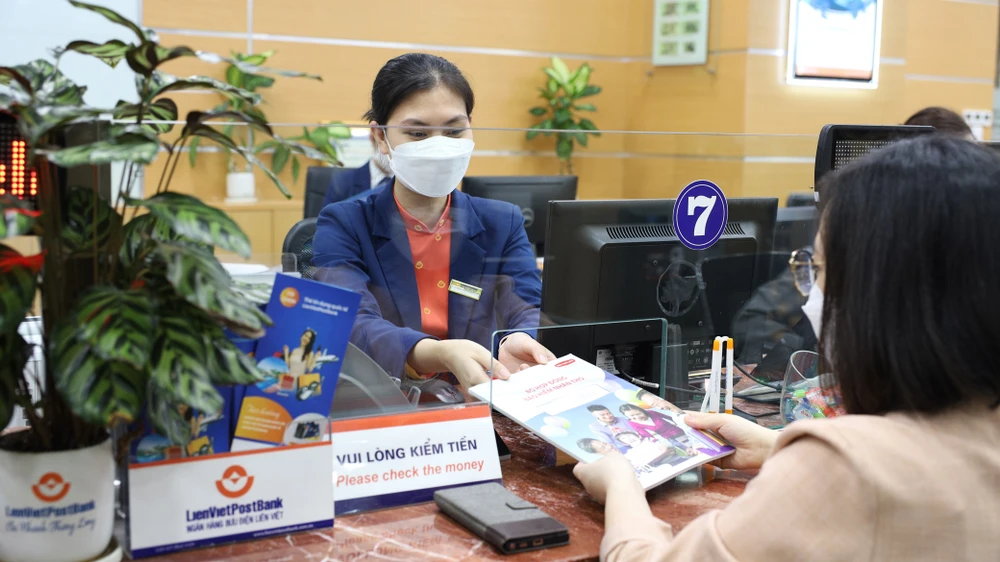 Khách hàng giao dịch tại LienVietPostBank. Ảnh: VIẾT CHUNG