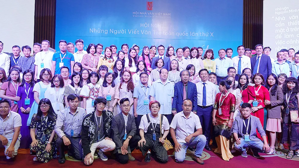 Nhà văn trẻ và khát vọng vươn xa ảnh 1