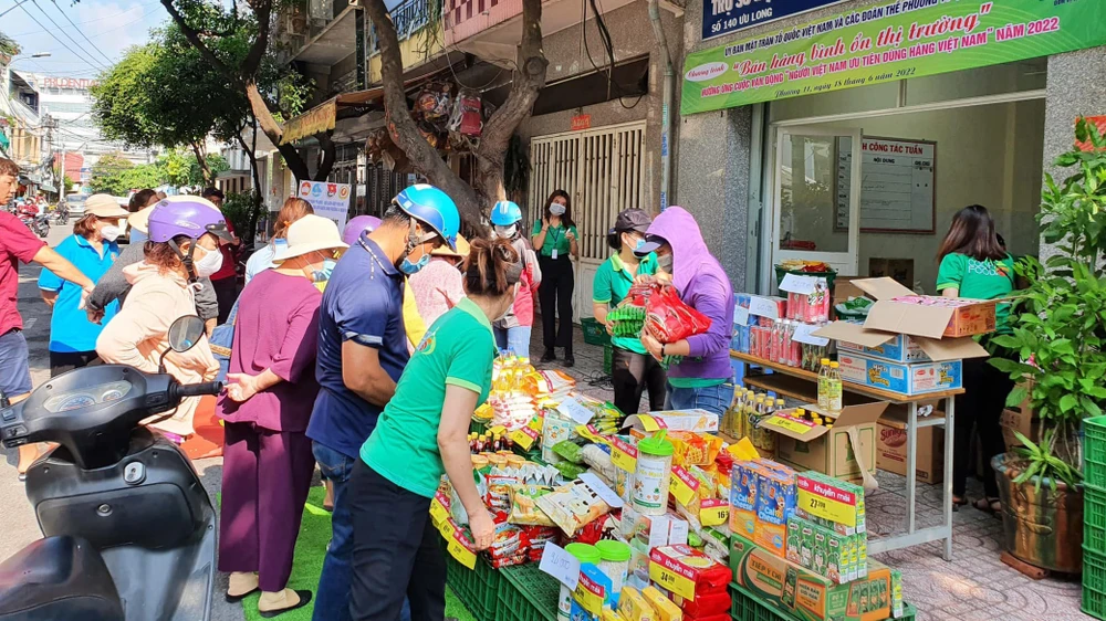 Điểm bán hàng lưu động giá bình ổn của Co.op Food tại quận 8 (TPHCM) thu hút người dân mua sắm