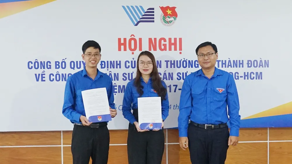 Phó Bí thư Thành đoàn TP.HCM Trương Minh Tước Nguyên trao quyết định bổ nhiệm cho anh Trương Văn An và chị Phạm Hồng Ngọc