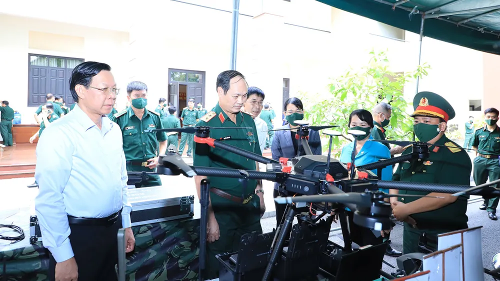 Đại biểu tham quan mô hình sáng kiến thiết bị bay không người lái của Bộ Tư lệnh TPHCM