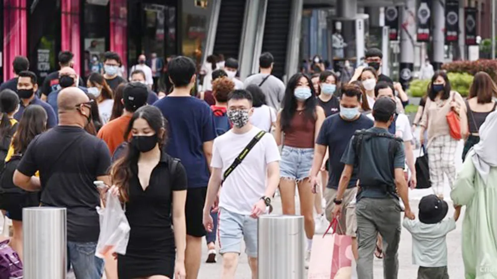 Người dân Singapore đeo khẩu trang khi đi trên đường phố. Nguồn: channelnewsasia