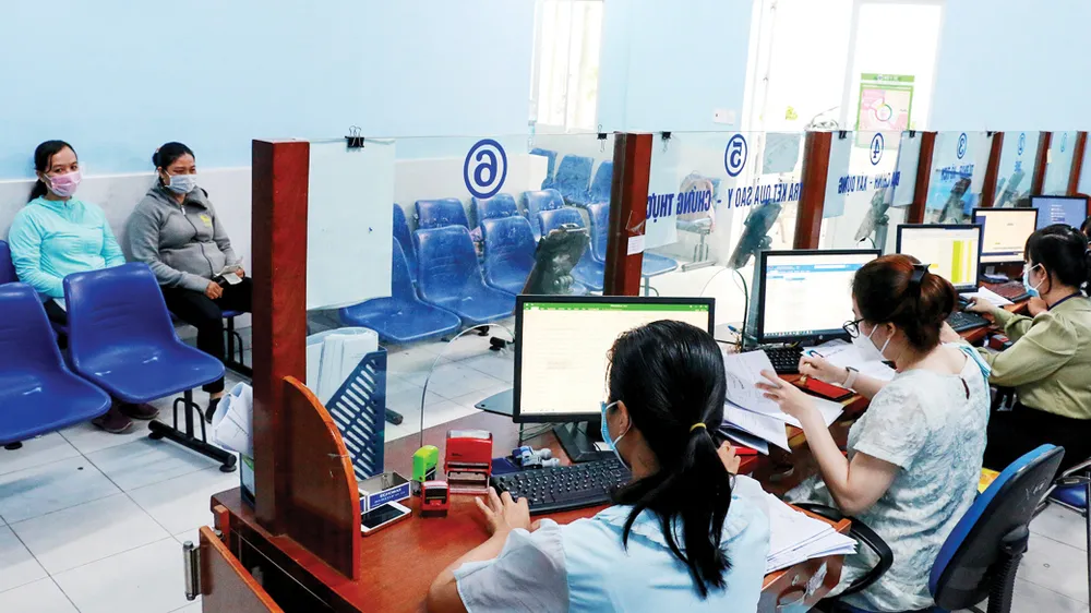 Nghịch lý dân đông,  việc nhiều - cán bộ ít ảnh 1