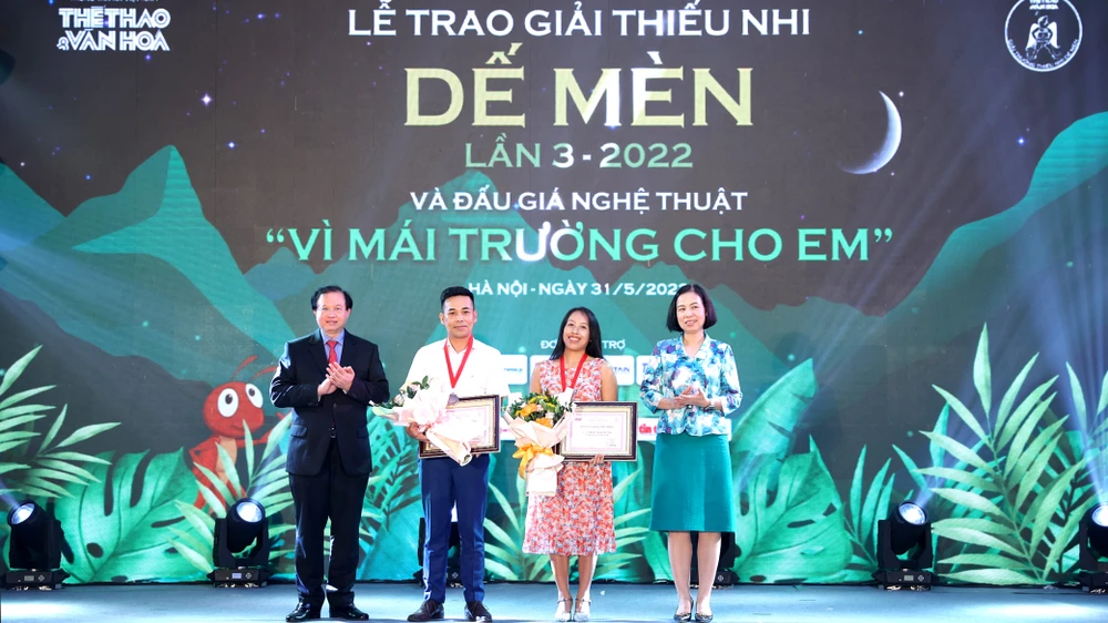 Hai tác giả Huy Thông và Nguyễn Hoàng Diệu Thủy tại lễ trao giải Dế Mèn năm 2022