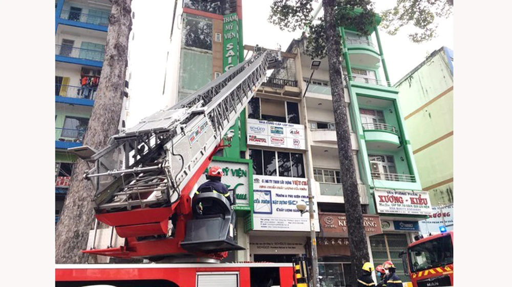 Cảnh sát dùng xe thang cứu 2 nạn nhân tại vụ cháy trên đường Trần Hưng Đạo (phường 2, quận 5, TPHCM) trưa 11-11-2021