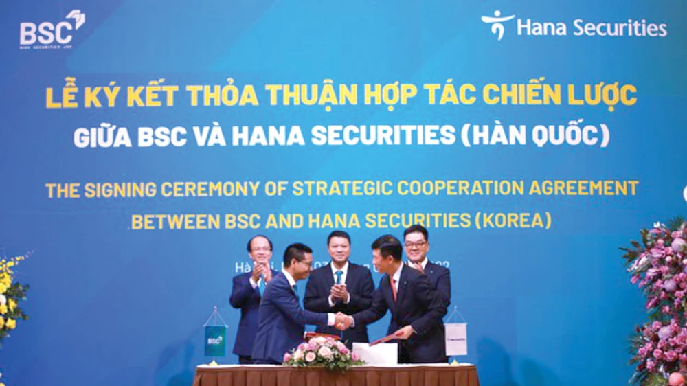 Đại diện lãnh đạo BSC và Hana Securities bắt tay sau khi ký thỏa thuận hợp tác chiến lược