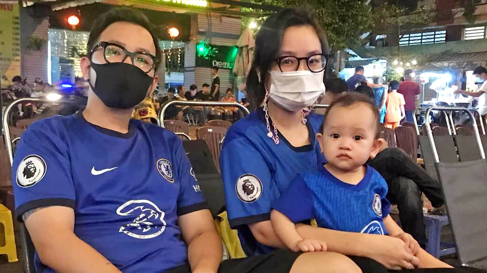 Gia đình fan Chelsea dễ thương ở San Coffee Tea