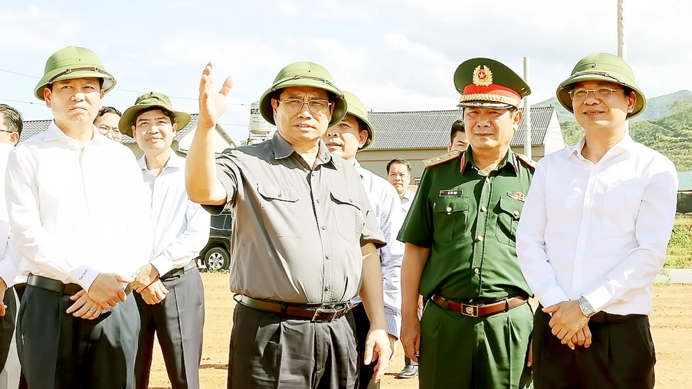 Thủ tướng Phạm Minh Chính và đoàn công tác khảo sát khu tái định cư dự án Cảng hàng không Sa Pa, Lào Cai. Ảnh: TTXVN