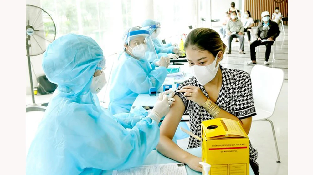 Đốc thúc các địa phương và 4 bộ, ngành đẩy nhanh tiêm vaccine Covid-19