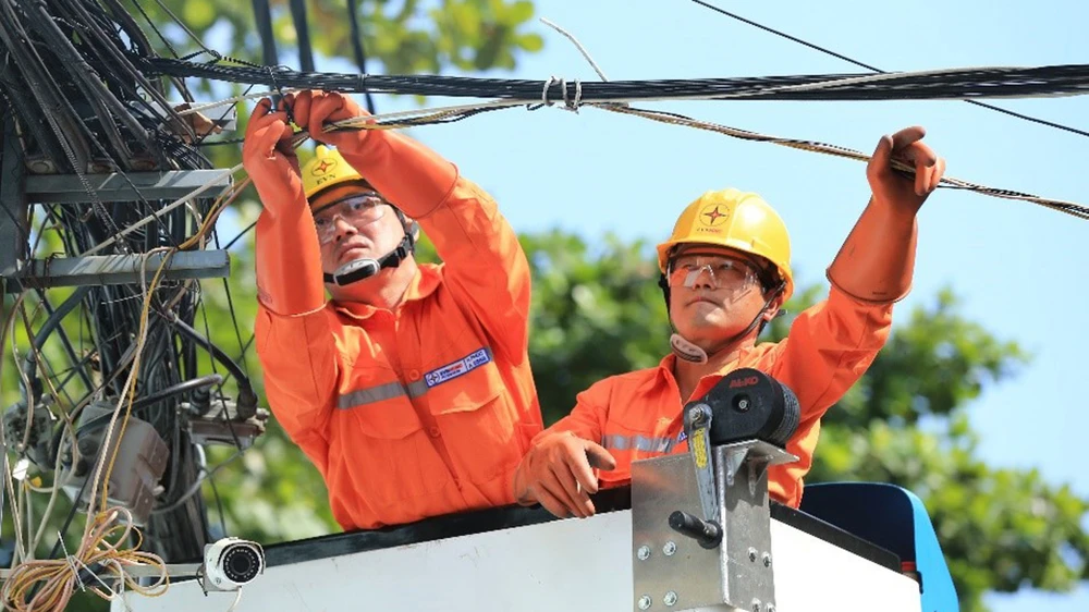 Nhân viên EVNHCMC tăng cường kiểm tra an toàn điện trong mùa mưa bão