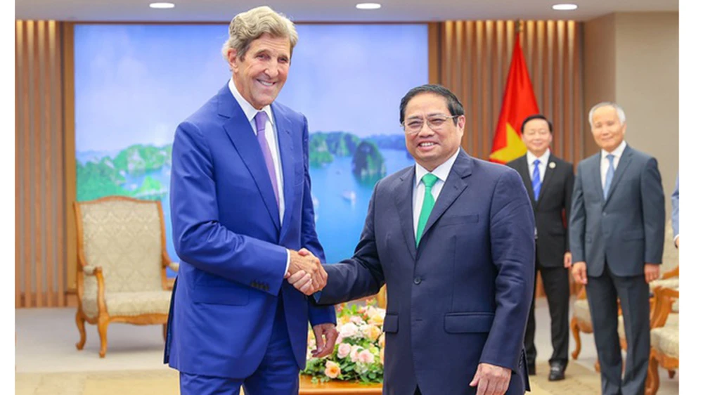 Thủ tướng Phạm Minh Chính và Đặc phái viên của Tổng thống Hoa Kỳ về khí hậu John Kerry. Ảnh: VGP