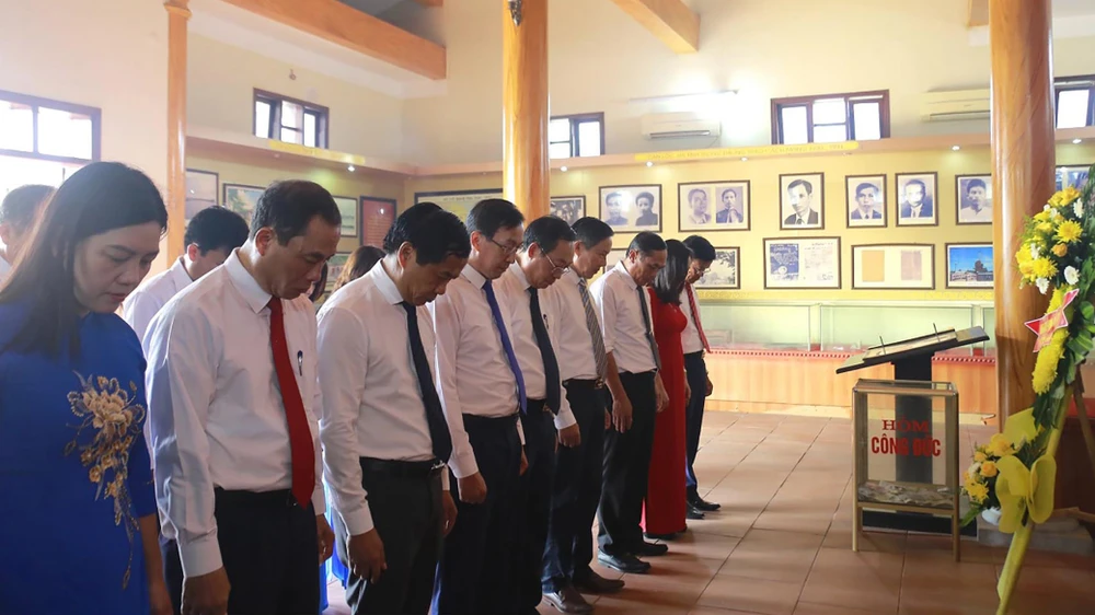 Dâng hương tưởng niệm nhân kỷ niệm 92 năm Ngày Xô Viết Nghệ Tĩnh