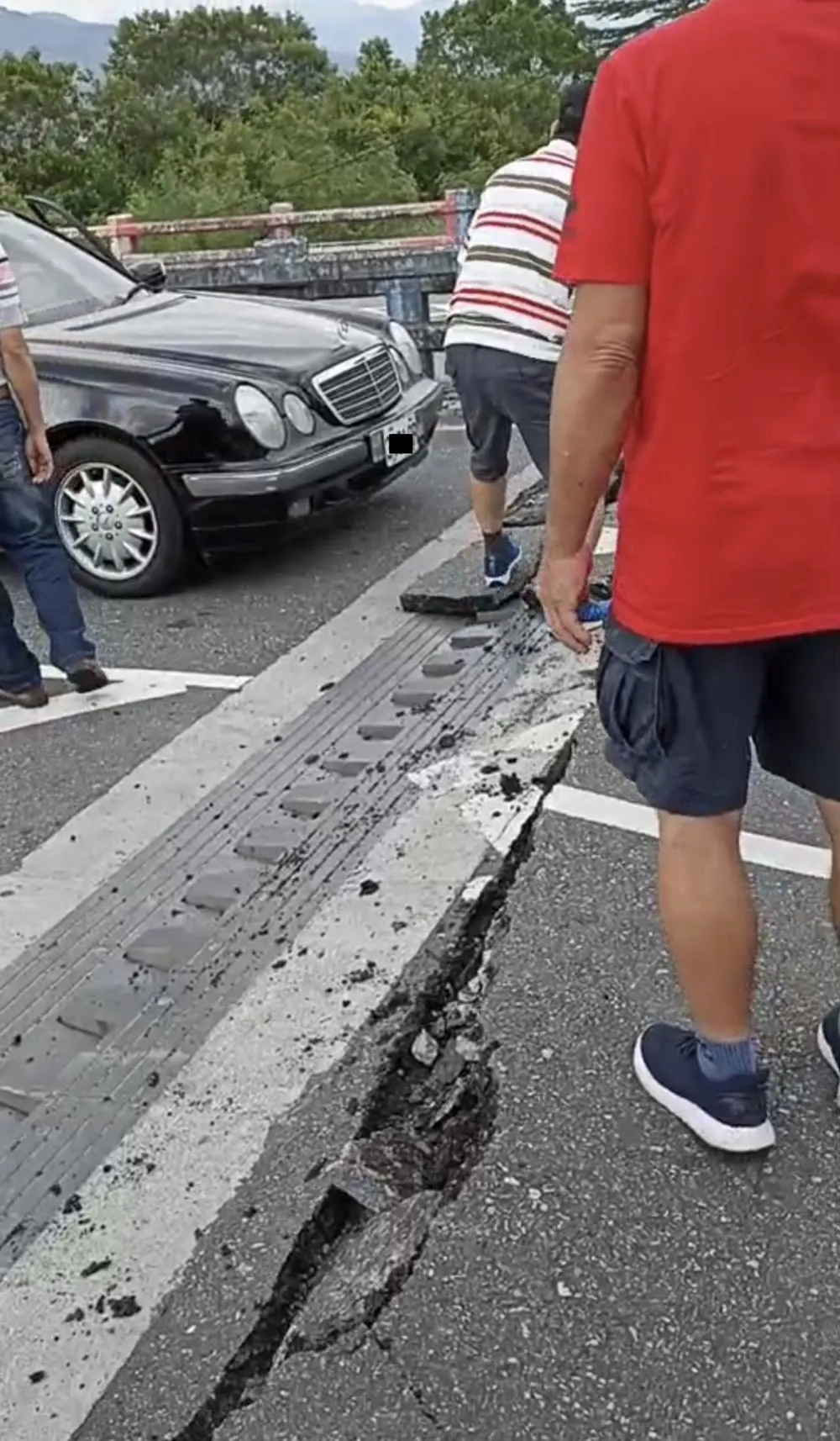 Động đất mạnh tại Đài Loan, tàu trật đường ray, nhà cửa đổ nát ảnh 9