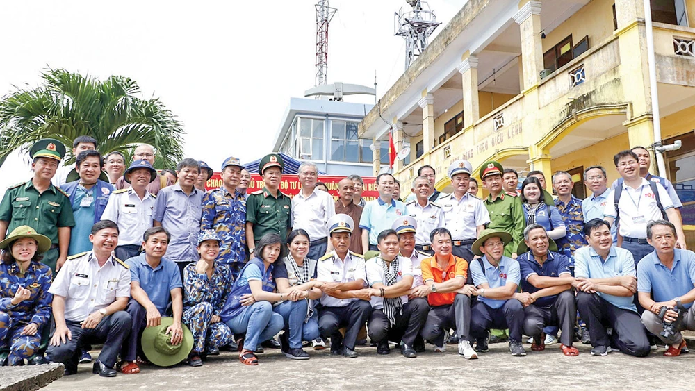 Mong cán bộ, chiến sĩ trên đảo Hòn Khoai luôn vững chắc tay súng, hoàn thành tốt nhiệm vụ ảnh 1 Mong cán bộ, chiến sĩ trên đảo Hòn Khoai luôn vững chắc tay súng, hoàn thành tốt nhiệm vụ ảnh 1