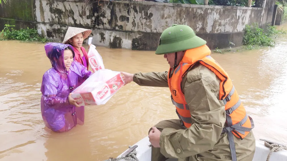 Giúp nhau vượt qua thiên tai ảnh 1