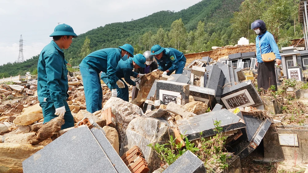 Lực lượng chức năng được huy động đễ hỗ trợ tìm bia mộ giúp người dân tại nghĩa trang Hòa Sơn (xã Hòa Sơn, huyện Hòa Vang, TP Đà Nẵng). Ảnh: XUÂN QUỲNH