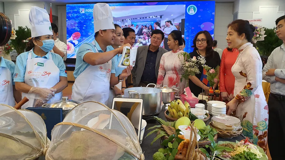 Bà Vũ Thị Bích Ngọc thăm hỏi đội nấu ăn của Tổng Lãnh sự quán Campuchia