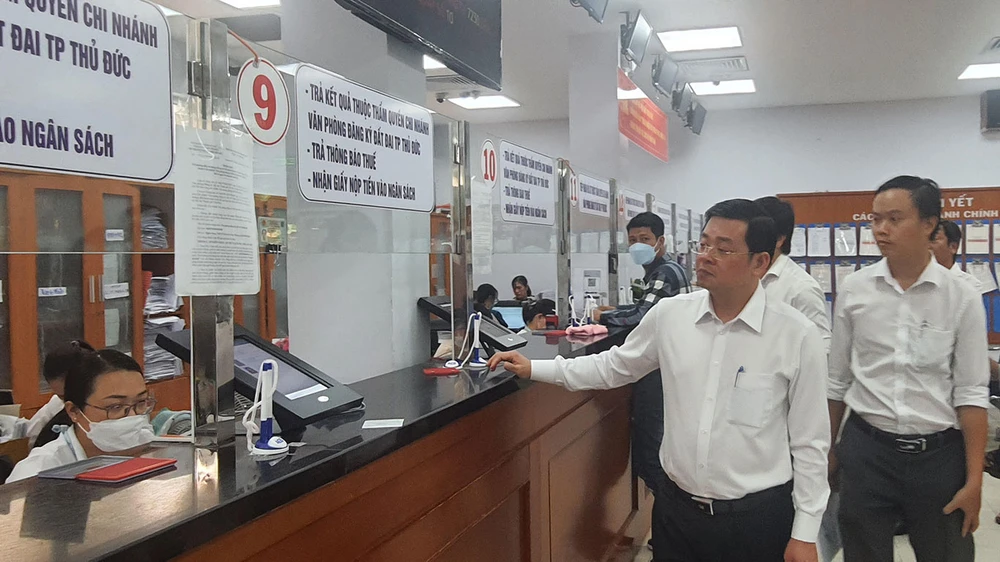 Giám đốc Nguyễn Toàn Thắng, kiểm tra tại quầy trả hồ sơ của CN Thủ Đức