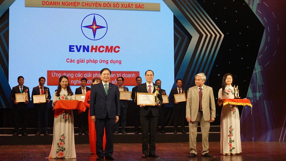 Đại diện Tổng công ty Điện lực TPHCM nhận giải thưởng Doanh nghiệp chuyển đổi số xuất sắc năm 2020