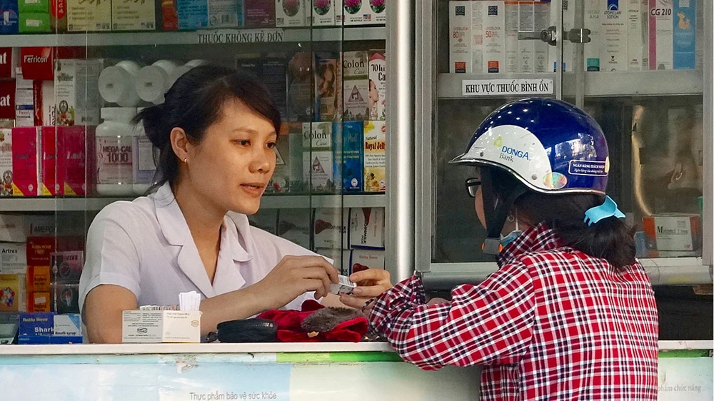 Dễ dàng tìm mua thuốc giảm đau khiến nhiều người lạm dụng loại thuốc này. Ảnh: HOÀNG HÙNG