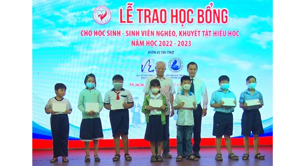 Các em học sinh, sinh viên có hoàn cảnh khó khăn nhận học bổng. Ảnh: VGP