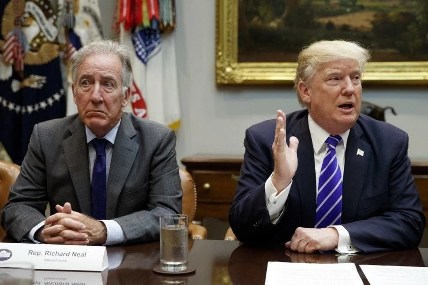 Chủ tịch Ủy ban Tài chính và Thuế vụ Hạ viện Richard Neal lắng nghe ông Donald Trump phát biểu trong cuộc họp với các thành viên của ủy ban vào tháng 9-2017. Ảnh: AP