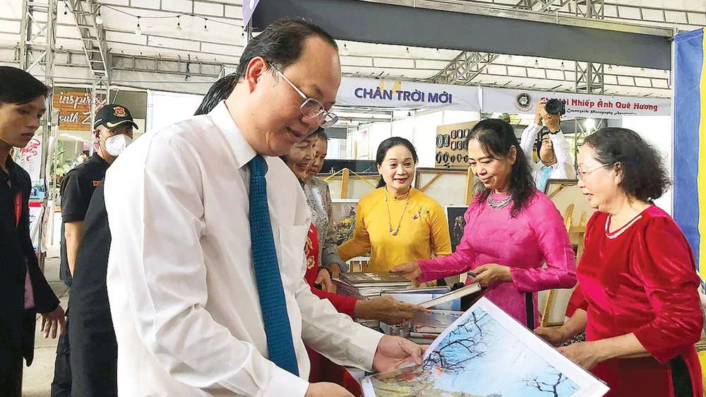 Phó Bí thư Thành ủy TPHCM Nguyễn Hồ Hải tham quan gian hàng tại Hội chợ Nhiếp ảnh quốc tế
