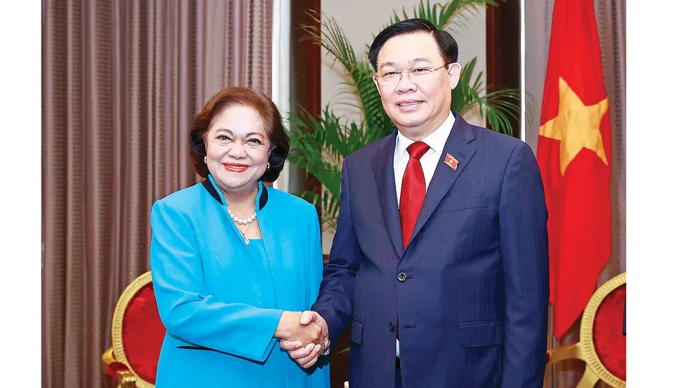 Chủ tịch Quốc hội Vương Đình Huệ tiếp bà Agnes Devanadera, Chủ tịch Tập đoàn phát triển Đặc khu Clark. Ảnh: TTXVN